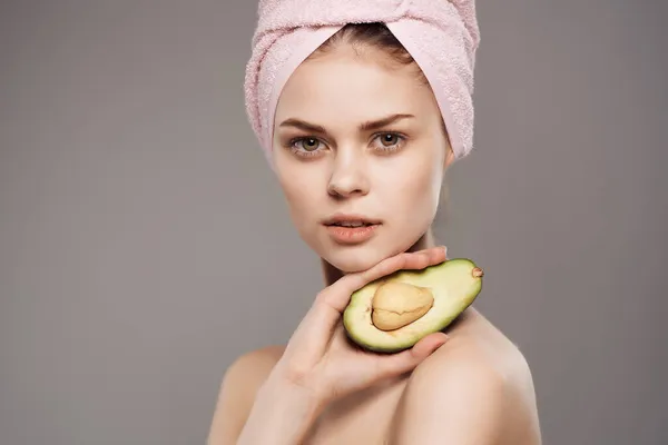 Mulher com ombros nus tratamentos de spa de cuidados da pele de abacate — Fotografia de Stock