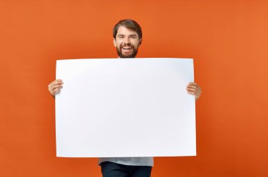 Beyaz afiş tasarımı stüdyo yaşam tarzı taşıyan komik bir adam.