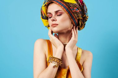 güzel kadın etnik köken çok renkli başörtüsü makyaj cazibe stüdyosu modeli