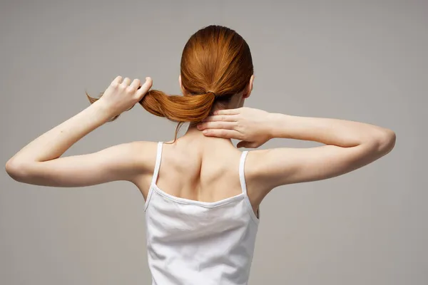 Beyaz tişörtlü kadın boynunda ağrı, artrit kronik hastalık stüdyo tedavisi. — Stok fotoğraf