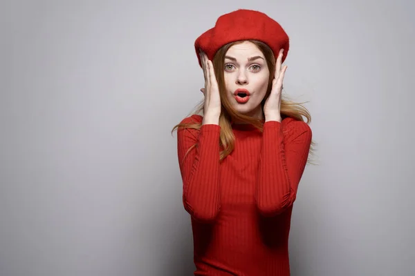 빨간 스웨터를 입고 있는 예쁜 여인 이 독특 한 배경을 가지고 있다 — 스톡 사진