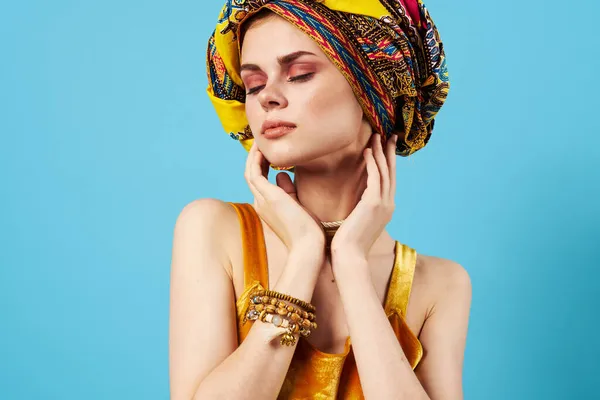 Vacker kvinna etnicitet flerfärgad huvudduk makeup glamour Studio modell — Stockfoto