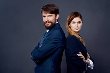 Neşeli iş adamları ve kadınlar takım çalışmasının yanında duruyorlar.