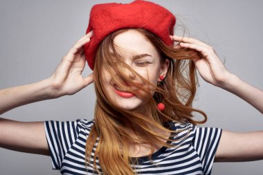 Gözlük takan güzel bir kadın çekici görünüyor kırmızı küpeler mücevher yaşam tarzı