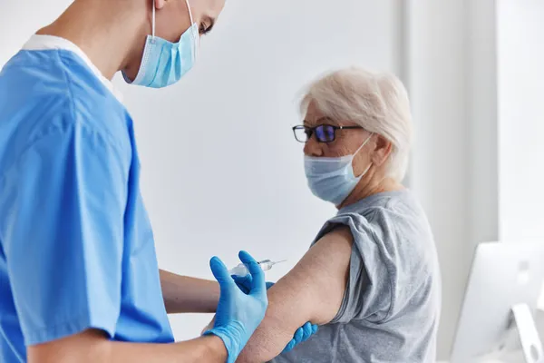 Hombre médico vacuna pasaporte jeringa inyección inmunización seguridad —  Fotos de Stock