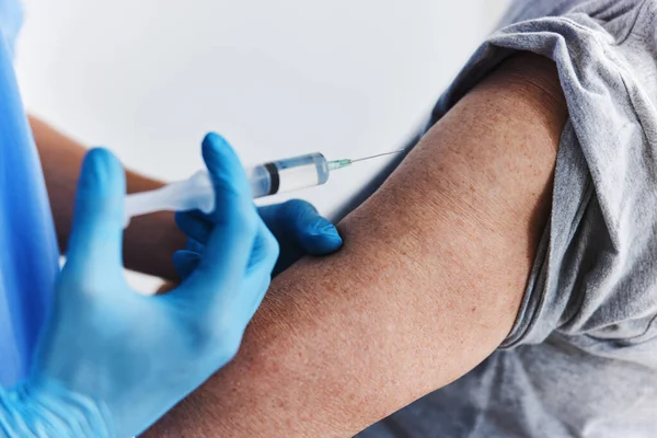 Idős nő kar injekció vakcina útlevél immunitás védelem — Stock Fotó