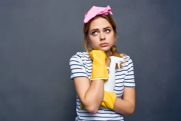 Hemmafru rengöringsmedel skyddshandskar — Stockfoto