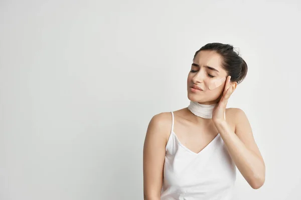 Vrouw verbonden nek negatieve hoofdpijn licht achtergrond — Stockfoto