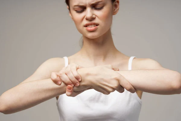 Huysuz kadın romatizması kol ağrısı sağlık sorunları izole edilmiş arka plan — Stok fotoğraf