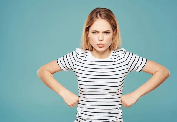 Donna con grave espressione dispiaciuto emozione sfondo blu — Foto Stock