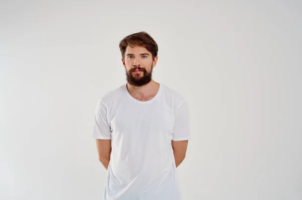 Όμορφος γενειοφόρος άντρας σε λευκό t-shirt στούντιο μόδας — Φωτογραφία Αρχείου