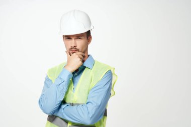 Erkek yansıtıcı yelek duyguları profesyonel ışık arka planı