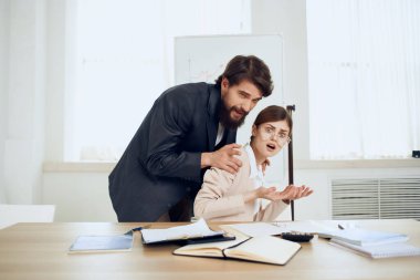 İş adamı ve kadın masada oturan ofis görevlileri.