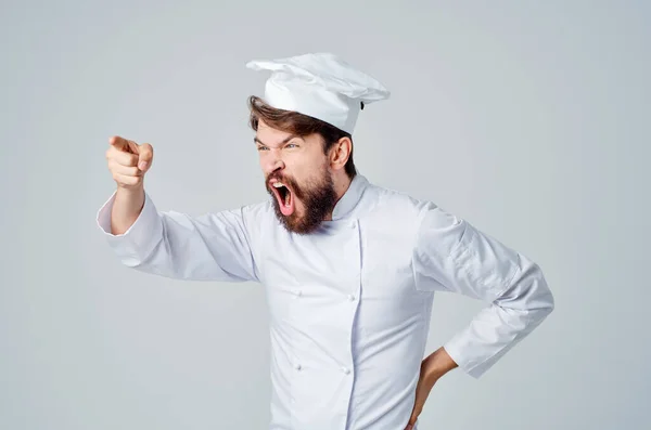Muž kuchař práce uniforma profese kuchyně představovat studio — Stock fotografie