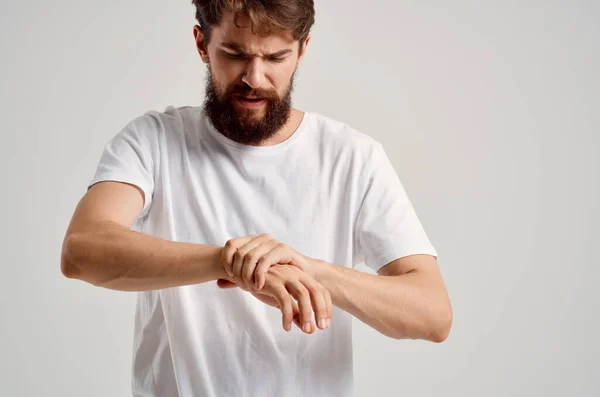 Man in white t-shirt joint pain hand health problems — Stock Photo, Image