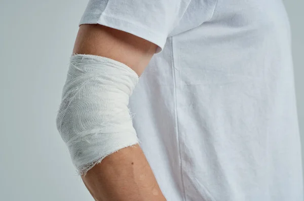 Άρρωστος άνθρωπος τραυματισμός στο χέρι θεραπεία προβλήματα υγείας νοσοκομειακή ιατρική — Φωτογραφία Αρχείου