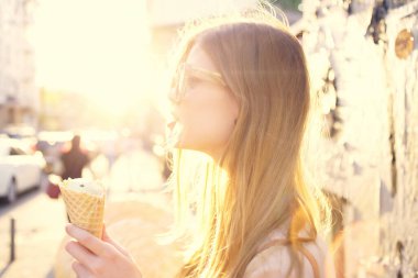 Güzel bir kadın sokakta yürüyor. Moda yaz modeli.