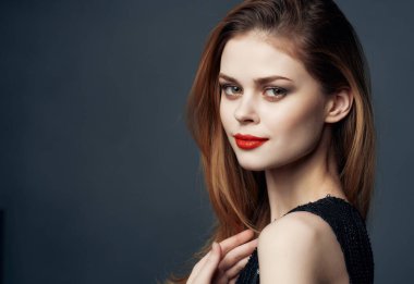 Güzel bir kadın. Kırmızı dudaklar. Duygusal lüks stüdyo modeli.