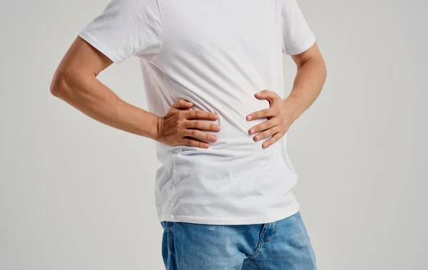 白いTシャツを着た男腹痛下痢薬健康上の問題 — ストック写真