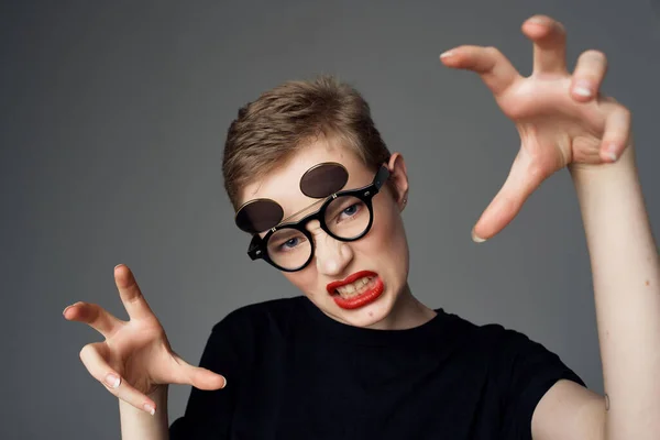 Hermosa mujer con gafas dobles moda oscuro backgroun — Foto de Stock