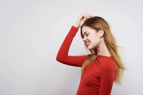 Όμορφη γυναίκα μόδα χτένισμα κόκκινο πουλόβερ μοντέλο φως φόντο — Φωτογραφία Αρχείου