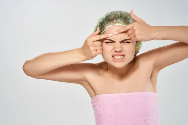 Mooie vrouw lotion in de hand gezicht huidproblemen Studio — Stockfoto