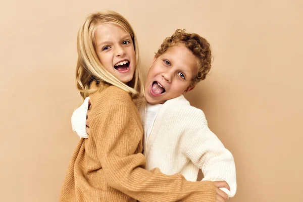 Glada barn ler och poserar i avslappnade kläder — Stockfoto
