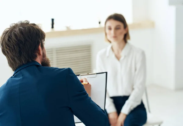 Mujer psicóloga que recibe consulta al paciente oficina de comunicación —  Fotos de Stock