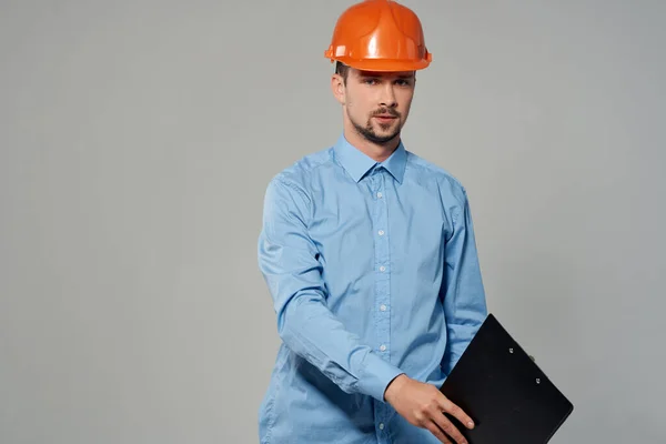 Мужчина строитель в синей рубашке эмоции профессионального светлого фона — стоковое фото
