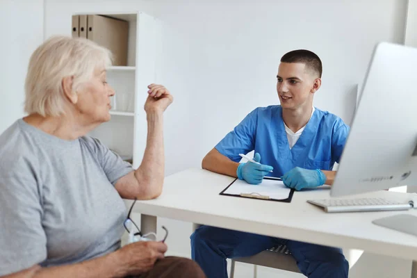 Een oudere vrouw bij een doktersafspraak diagnostiek — Stockfoto