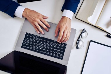 Ofisteki iş arkadaşları bilgisayar teknolojisiyle çalışıyor.