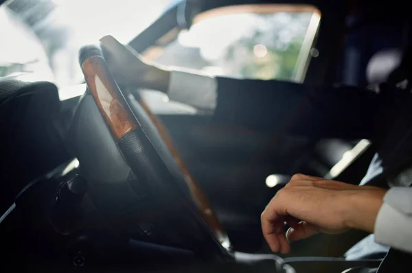 Barbudo hombre en un traje en un coche un viaje a trabajar confianza en sí mismo — Foto de Stock