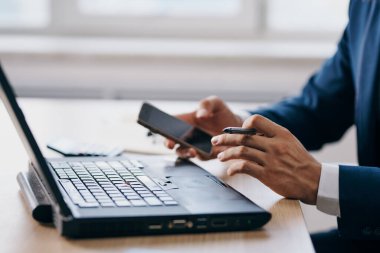 Dizüstü bilgisayar teknolojileri önünde çalışan işadamları başarılı oldular.