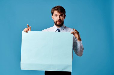 Mavi maket posterli işadamları imzalı kopya alanı izole edilmiş arkaplan