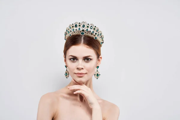 Bella donna con una corona sul suo modello di trucco testa close-up stile di vita — Foto Stock
