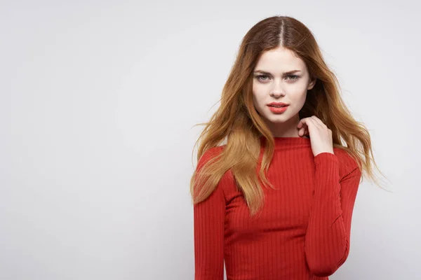 Красивая женщина мода прическа красный свитер модели изолированный фон — стоковое фото