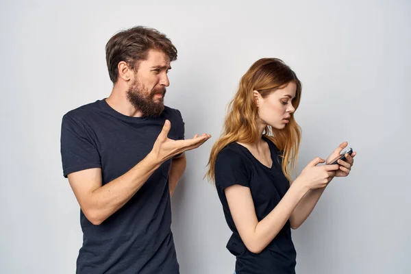 Familia abrazo comunicación amistad posando aislado fondo — Foto de Stock