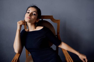 Esmer modelin çekici görünüşü dekorasyon gülüşü koyu arkaplan