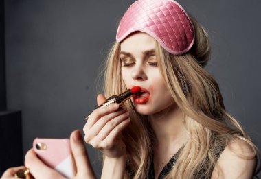 Uyku partisi için sarhoş kadın maskesi izole edilmiş yaşam tarzı