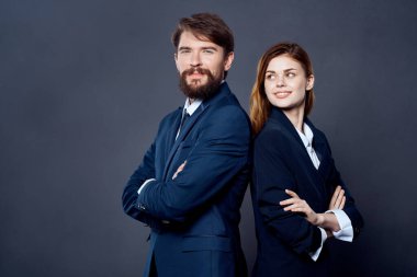 Neşeli erkek ve kadın iş arkadaşları karanlık arka plan.