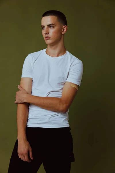 Guy in white t-shirt vaccine passport posing Studio — Stock Photo, Image