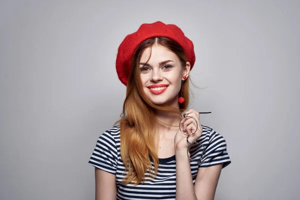 Alegre mujer usando un rojo sombrero maquillaje moda posando estilo de vida — Foto de Stock