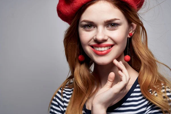 Hermosa mujer en una camiseta a rayas labios rojos gesto con sus manos verano — Foto de Stock