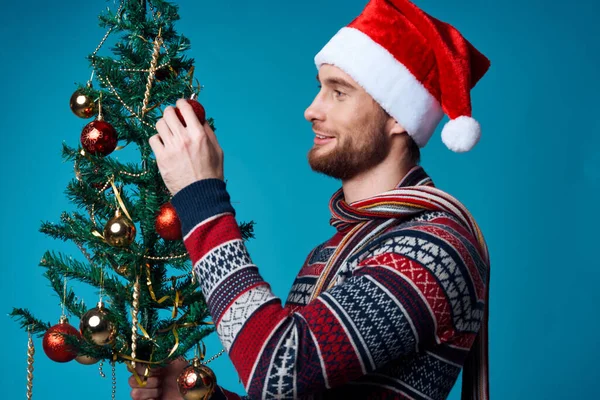 Yeni yıl kıyafetleri içinde duygusal bir adam reklam alanı mavi arka planı — Stok fotoğraf