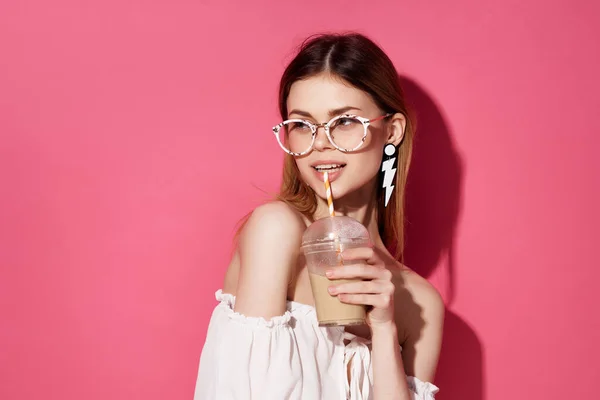 Séduisante femme en verre robe blanche avec breuvage mode charme glamour — Photo