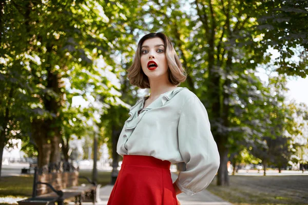 Vrolijke vrouw in een rode rok stad lopen plezier vrije tijd frisse lucht — Stockfoto