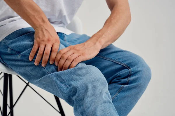 Hombre sosteniendo su pierna dolor lesión medicina primer plano — Foto de Stock