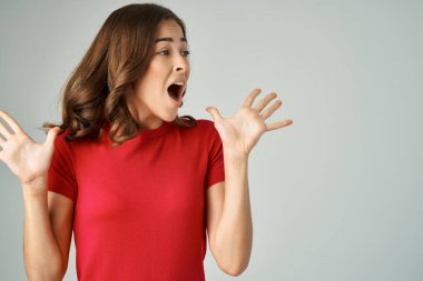 Beyaz tişörtlü neşeli bir kadın. Saç bakımı, izole bir arka plan.