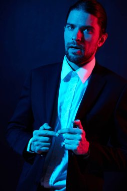 Bir erkeğin portresi, elleriyle jestler yapar. Hayat tarzı modeli gibi görünür.