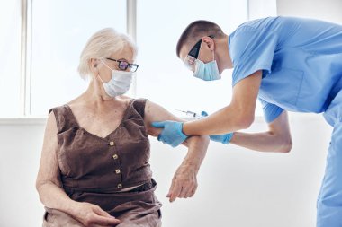 Hasta ve doktor dokunulmazlıklarını tıbbi maskelerle koruyor.